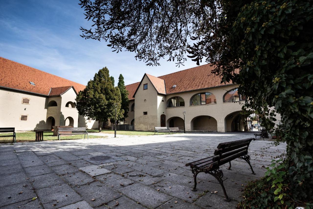 Huszarvar Kastelyszallo